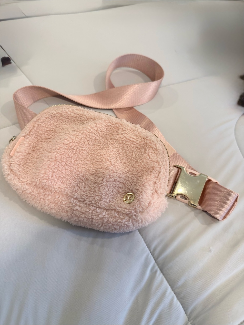 Lululemon Everywhere Belt Bag 1L
*Fleece in the Pink Mist and Gold